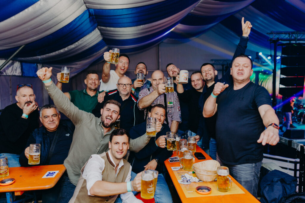 Oktobeer Fest ljudi u šatoru (1)