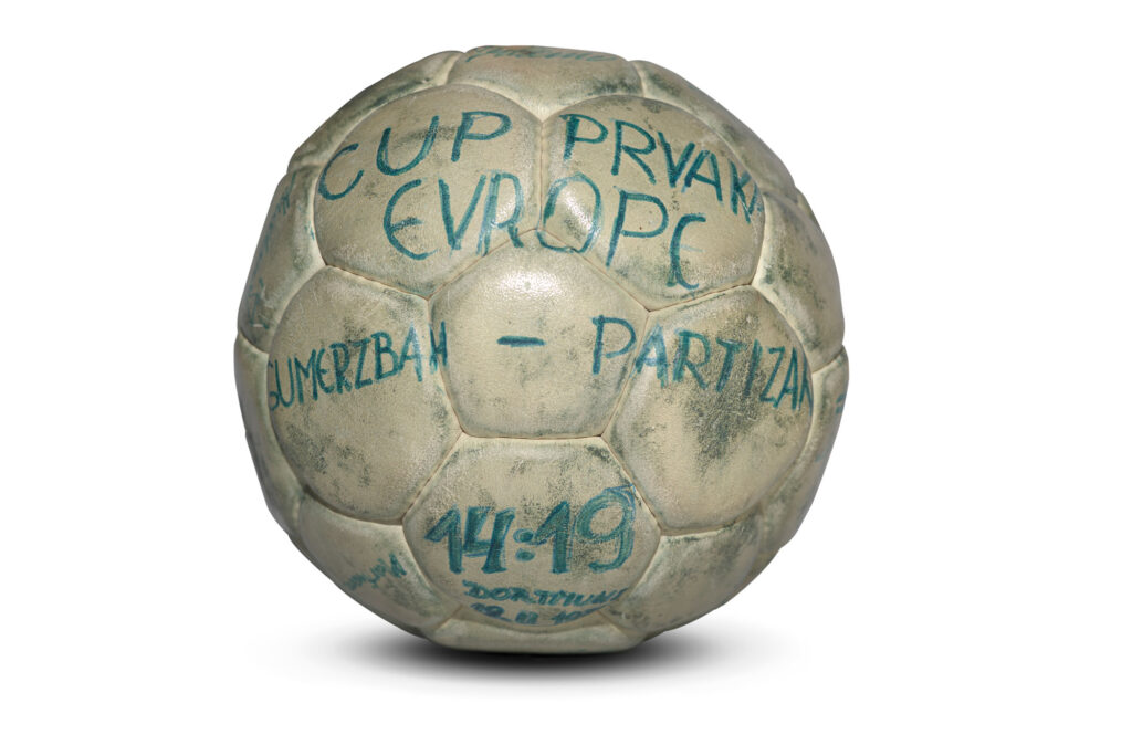 Lopta s nastupa u finalu Kupa Europe Dortmund 1972., Lopta opseg 56 cm ...